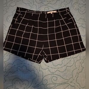 Hanger women's dressy shorts sz large. *222.22